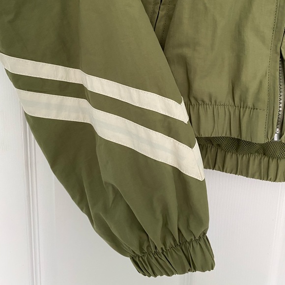 Cropped Running Jacket - Picture 4 of 6